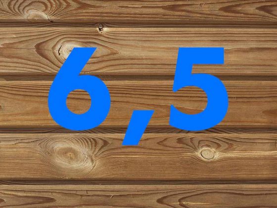 Auf einer Wand aus Paneelen steht "6,5" | Pro-Kopf-Wohnfläche