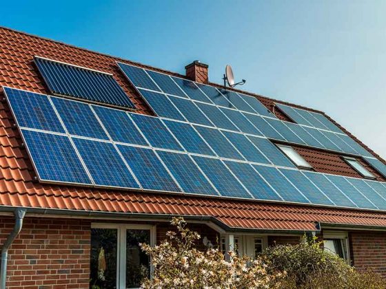 Satteldach eines Einfamilienhauses mit Photovoltaikanlagen