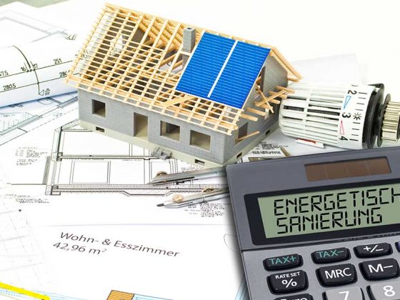 Collage aus Taschenrechner, Modellhaus und Grundrissplänen - Energetische Sanierung