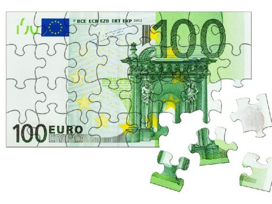 Ein Hundert-Euro-Schein als Puzzle, an der unteren rechten Ecke sind vier Puzzleteile herausgetrennt | Immobilienfinanzierung