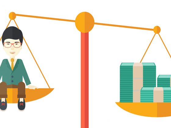 Die Illustration zeigt eine große Waage, in der linken Waagschale sitzt ein Mann, in der rechten Waagschale, die sich nach unten neigt und somit die linke Waagschale nach oben hebt, liegen Geldbündel | Immobilienfinanzierung