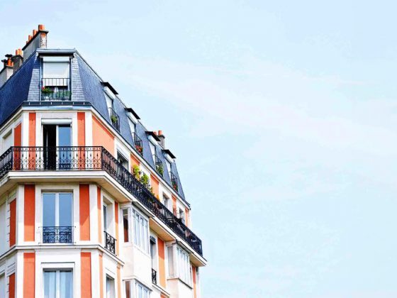 ein Mehrfamilienhaus symbolisch für das Thema Immobilienbewertung