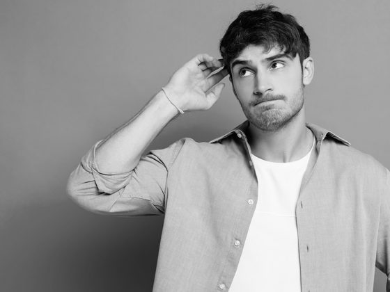 Ein Immobilienerbe überlegt, ob er die Immobilie, die er geerbt hat behalten oder verkaufen soll | Erbimmobilie