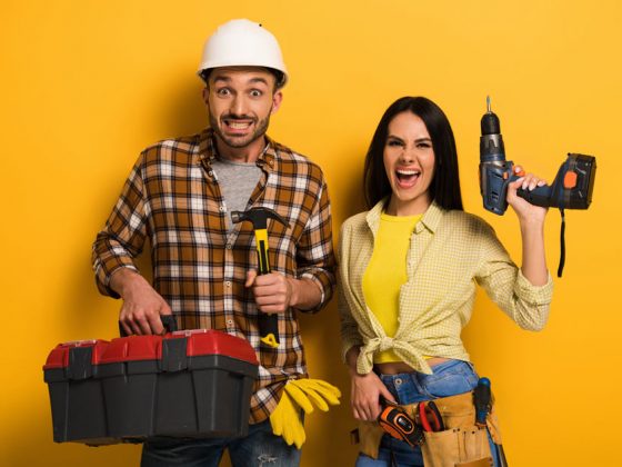 Eigenleistung beim hausbau, zwei Handwerker für die Muskelhypothek