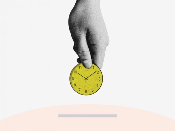 Eine Hand steckt von oben eine Münze in ein Sparschwein, auf der Münze sieht man eine Uhr - es ist ein Symbolbild dafür, wie viel Zeit vergeht, bis man sein Geld vom Immobilienverkauf bekommt | Immobilienverkauf Kaufpreiszahlung