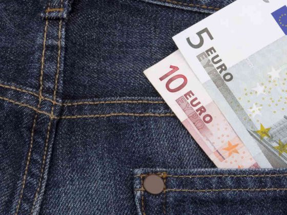 Eine Jeans, in der in einer Tasche ein 5- und ein 10-Euro-Schein steckt, als Symbol für das Eigenkapital beim Immobilienkauf | Immobilienkauf