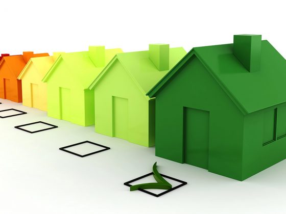 Grafik von stilisierten Häusern in Farbverlauf von Rot zu Dunkelgrün, symbolisierend die Energieeffizienzklassen von Gebäuden – von ineffizient (rot) bis sehr effizient (grün) | Immobilienbewertung