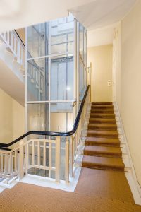 Treppenhaus & Aufzug
