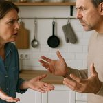 Ein Paar in der Scheidung streitet sich in der Küche um die gemeinsame Immobilie | Immobilie Scheidung